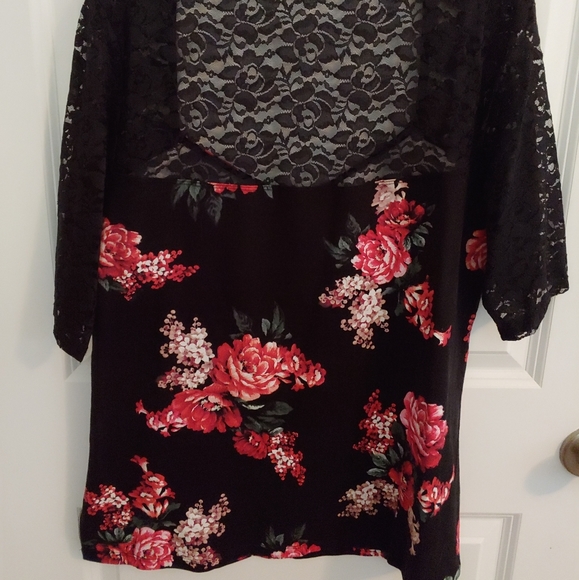 Beautiful Torrid Floral & Stretch Lace Top EUC - Picture 4 of 5